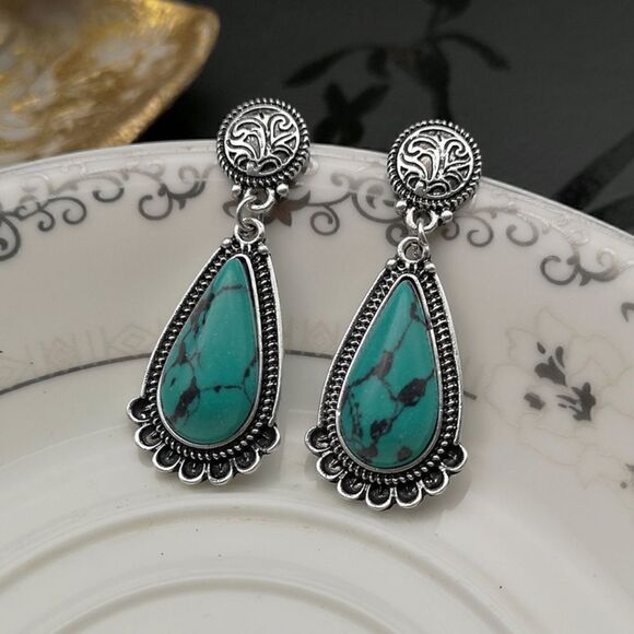 Gorgeous Turquoise Earrings NWT  - Picture 3 of 5